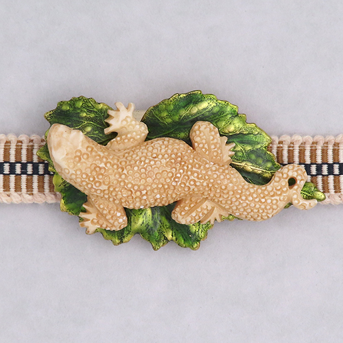 牛骨手彫り ヤモリの帯留め|真鍮の葉(開閉式金具)