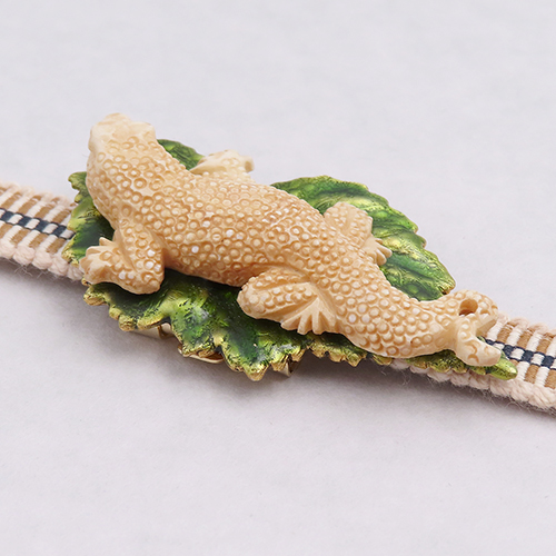 牛骨手彫り ヤモリの帯留め|真鍮の葉(開閉式金具)