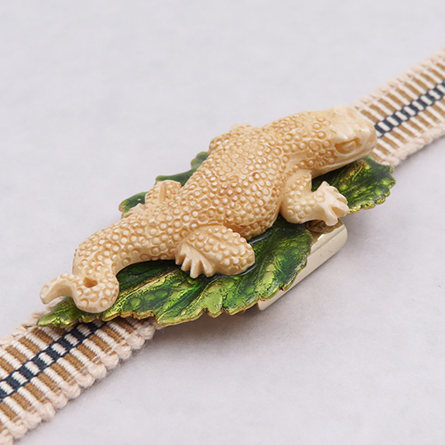 牛骨手彫り ヤモリの帯留め|真鍮の葉(開閉式金具)