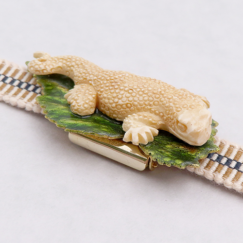牛骨手彫り ヤモリの帯留め|真鍮の葉(開閉式金具)