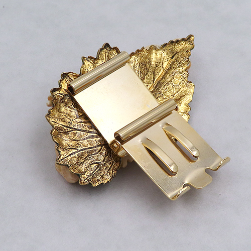 牛骨手彫り ヤモリの帯留め|真鍮の葉(開閉式金具)