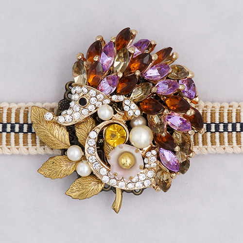 ハリネズミの帯留め|煌めきの装飾と真鍮リーフ(開閉式金具)