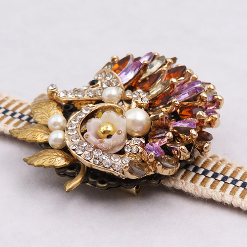 ハリネズミの帯留め|煌めきの装飾と真鍮リーフ(開閉式金具)