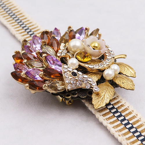 ハリネズミの帯留め|煌めきの装飾と真鍮リーフ(開閉式金具)