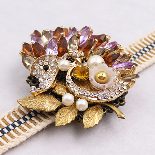 ハリネズミの帯留め|煌めきの装飾と真鍮リーフ(開閉式金具)