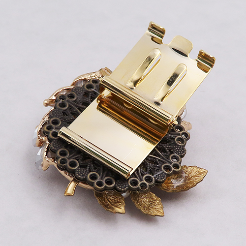 ハリネズミの帯留め|煌めきの装飾と真鍮リーフ(開閉式金具)