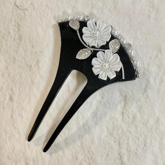 つまみ細工のバチ型簪　シルバー×ホワイト