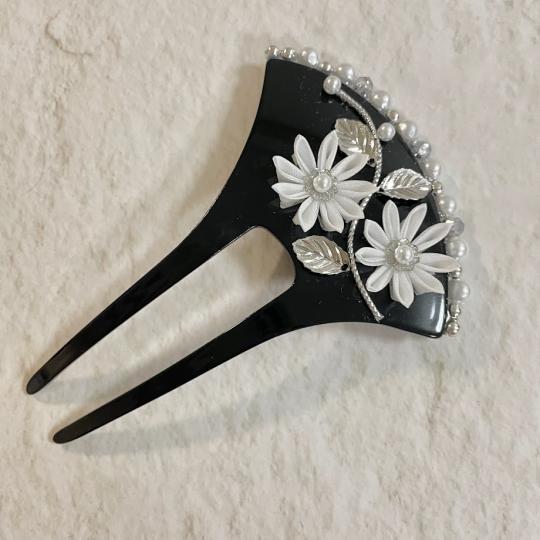 つまみ細工のバチ型簪　シルバー×ホワイト