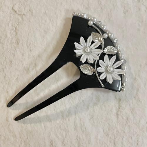 つまみ細工のバチ型簪　シルバー×ホワイト