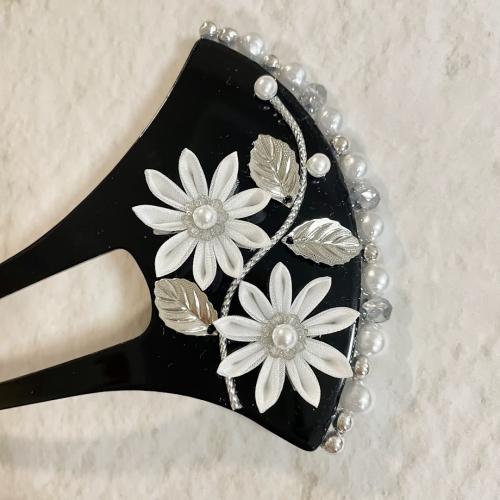 つまみ細工のバチ型簪　シルバー×ホワイト