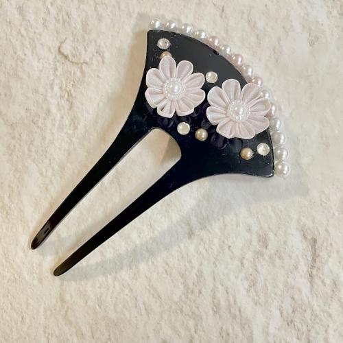 つまみ細工のバチ型簪　ピンク×ホワイト